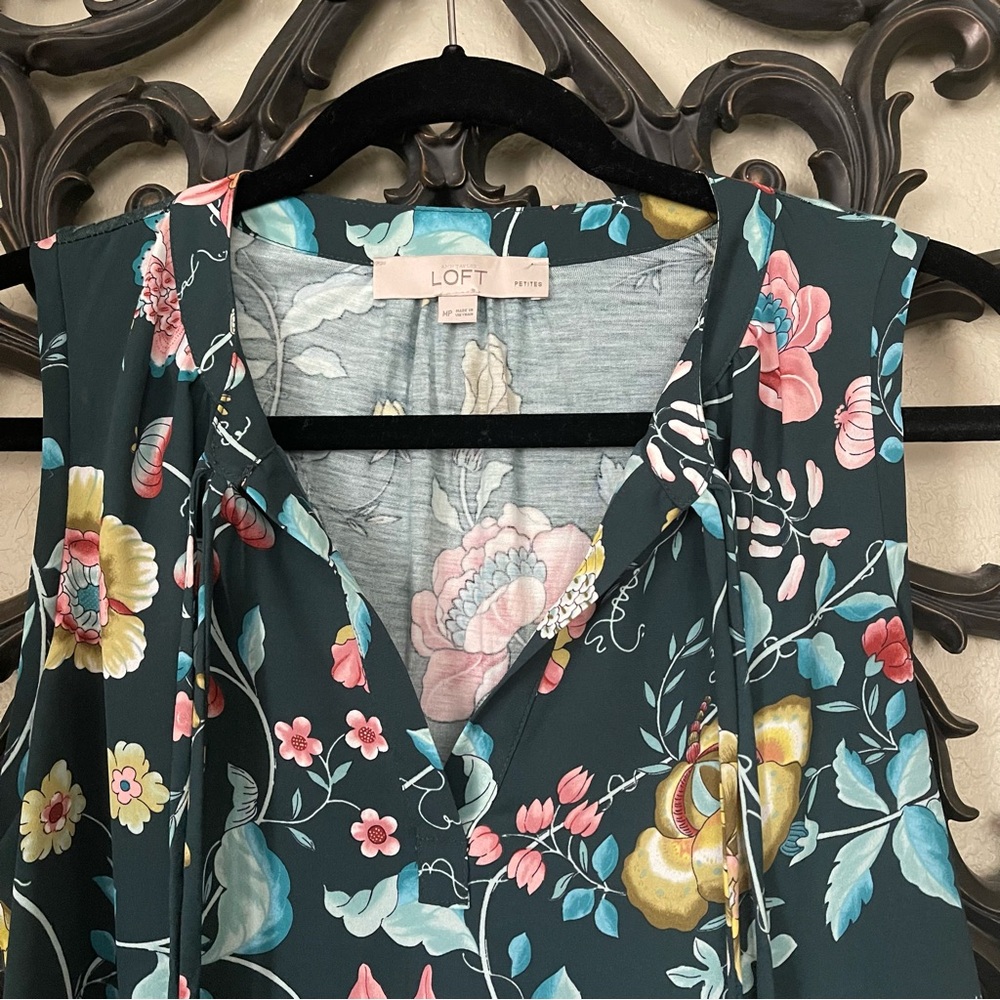 3/$21 | LOFT Floral Sleeveless Top Size MP - Picture 3 of 13